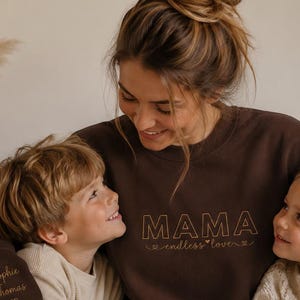 Personalisiertes Mama Sweatshirt | Bestickter Pullover mit Kindernamen | Geschenk zum Muttertag | Mama Embroidered Crewneck | Stickerei