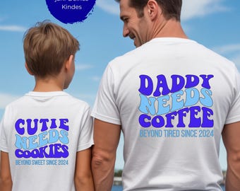 Papa Mini Matching Shirt personalisiert, Daddy Needs Coffee Shirt, Abiti coordinati Papa Kind, Kaffee Shirt Papa, Amante del caffè