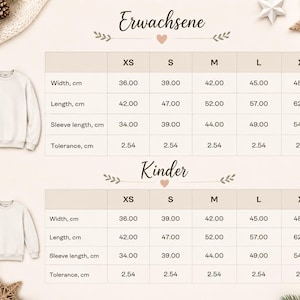 Puede incluir: Una tabla de tallas para sudaderas con dos secciones tituladas Erwachsene y Kinder. Cada tabla detalla el ancho, largo, largo de manga y tolerancia en cm para tallas de la XS a la XL. Se muestran dos sudaderas beige de cuello redondo.