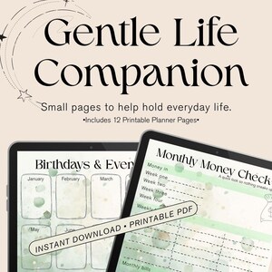 Puede incluir: Planificador digital con el texto "Gentle Life Companion". La imagen muestra dos tabletas que muestran páginas de planificador. Una muestra un calendario de cumpleaños y la otra un control de dinero mensual. También se ve el texto "Descarga instantánea PDF imprimible".