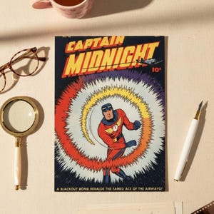 Könnte beinhalten: Ein Vintage-Captain-Midnight-Comic mit einem Superhelden in einem roten Anzug, umgeben von einem Farbausbruch. Das Cover-Design liegt auf einem cremefarbenen Hintergrund, mit einer Tasse Tee, einer Brille und einer Lupe.