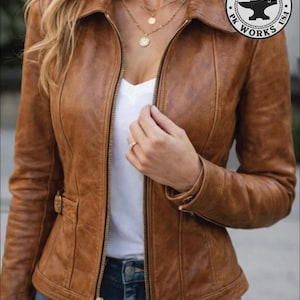 Damjacka i brunt äkta lammskinn med smal passform, vintagestil | Klassisk bikermodell