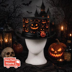 Puede incluir: Un sombrero de copa negro con un patrón de caras de calabaza brillantes en color naranja. El sombrero incluye una banda negra alrededor de la base adornada con un pequeño adorno de calabaza naranja tridimensional en el ala frontal.