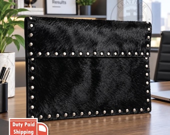 Laptoptasche aus schwarzem Rindsleder mit Nieten, authentische MacBook-Hülle aus Leder mit Fellbesatz, Laptoptasche aus Westernleder