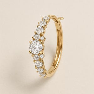 Peut inclure: Une tasse en céramique blanche avec une anse noire et l'inscription "But First, Coffee" en gras noir. La tasse est posée sur un fond flou, suggérant un cadre chaleureux.