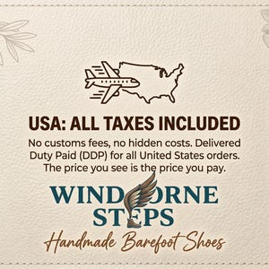 Peut inclure: Un fond beige textur&eacute; avec un dessin au trait marron d'un avion sur une carte des &Eacute;tats-Unis. Le texte indique : USA: ALL TAXES INCLUDED. No customs fees, no hidden costs. Delivered Duty Paid (DDP) for all United States orders. WINDORNE STEPS Handmade Barefoot Shoes.