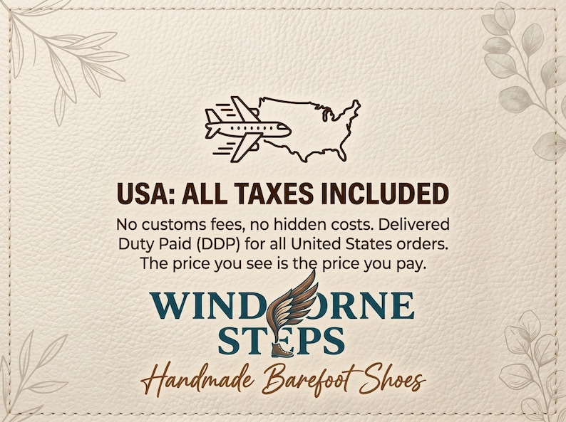 Peut inclure: Un fond beige textur&eacute; avec un dessin au trait marron d'un avion sur une carte des &Eacute;tats-Unis. Le texte indique : USA: ALL TAXES INCLUDED. No customs fees, no hidden costs. Delivered Duty Paid (DDP) for all United States orders. WINDORNE STEPS Handmade Barefoot Shoes.