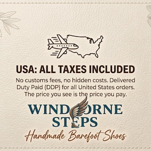 Puede incluir: Fondo color crema con texto e ilustraciones. El texto dice "USA: TODOS LOS IMPUESTOS INCLUIDOS" con un gr&aacute;fico de un avi&oacute;n y el mapa de EE. UU. La marca "WINDORNE STEPS" se muestra con "Handmade Barefoot Shoes" debajo.