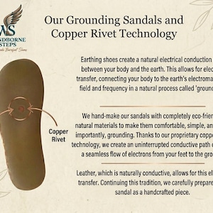 Peut inclure: Une semelle de sandale en cuir marron avec un rivet en cuivre central. Le texte indique : Our Grounding Sandals and Copper Rivet Technology. Les chaussures de mise &agrave; la terre cr&eacute;ent un chemin de conduction &eacute;lectrique naturel.