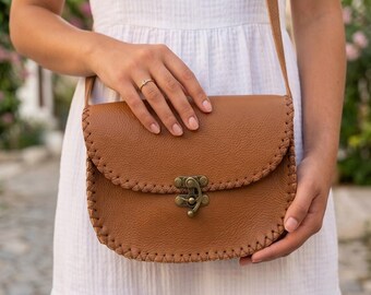 Hand Stitched Genuine Leather Saddle Bag, Boho Crossbody Purse, Vintage Tan Shoulder Bag