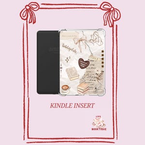 Könnte beinhalten: Ein schwarzes Kindle-Gerät mit einer transparenten Hülle mit Collage-Design. Die Hülle enthält Illustrationen von Büchern, Kaffee und einem Herz mit Text. Die Wörter "bibliophile" und "Kindle Insert" sind ebenfalls sichtbar.