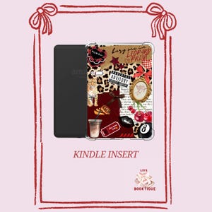 Könnte beinhalten: Kindle-Einsatz mit einem Collage-Design. Das Design umfasst Leopardenmuster, einen Geparden, Kirschen, eine Kaffeetasse und den Text "bury me in leopard print". Der Einsatz ist von einem rosa Rahmen mit roten Schleifen umgeben.