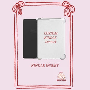 Könnte beinhalten: Ein schwarzer Kindle-E-Reader neben einem transparenten, strukturierten Kindle-Einsatz. Der Einsatz trägt die Aufschrift "CUSTOM KINDLE INSERT". Die Worte "KINDLE INSERT" sind darunter gedruckt. Der Hintergrund ist hellrosa mit roten Dekorationselementen.