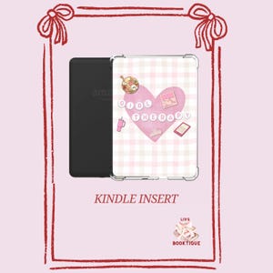 Puede incluir: Un dispositivo Kindle negro con una funda transparente. La funda presenta un diseño de corazón rosa con las palabras "GIRL THERAPY" y varias ilustraciones sobre un patrón de cuadros rosa y blanco. El texto "KINDLE INSERT" está debajo.