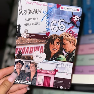 Peut inclure: Un carnet décoratif avec un collage d'images et de texte. La couverture présente les mots "ASSIGNMENT" et "SLEEP WITH OTHER PEOPLE". D'autres textes incluent "just f*king kiss me", "DO NOT CALL", "66", "LOVE", "BROADWAY", "PHOTO BOOTH" et "MAVERICK".