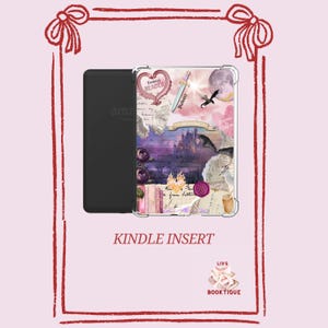 Könnte beinhalten: Ein Kindle E-Reader mit einer transparenten Hülle mit Fantasy-Motiv. Die Hülle enthält ein Schloss, ein Schwert, ein herzförmiges Emblem mit den Worten "Fantasy Reader" und einen fliegenden Drachen. Die Worte "Kindle Insert" sind ebenfalls sichtbar.
