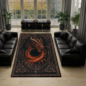 Può includere: Un tappeto rettangolare con un'illustrazione dettagliata di un drago rosso con corna e un corpo infuocato e vorticoso. Il drago è centrato su uno sfondo scuro con motivi ornati, simili a fiori. Il tappeto è collocato in un soggiorno.