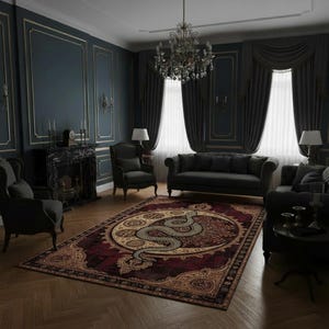 Op de afbeelding: Een luxe woonkamer met een groot, sierlijk tapijt met een slangenontwerp in tinten bordeauxrood, goud en zwart. De kamer heeft donkerblauwe muren, een open haard en elegante meubels, wat een verfijnde sfeer creëert.