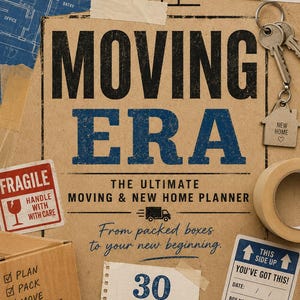 Op de afbeelding: Een verhuisplanner getiteld MOVING ERA op een bruine kartonnen achtergrond. Het bevat een blauwe plattegrond, een breekbaar-sticker, een sleutelhanger met een huisje, een rol tape en labels met de teksten NEW BEGINNINGS en THIS SIDE UP.