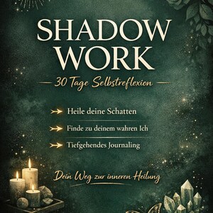 Könnte beinhalten: Ein dunkelgrüner Einband mit dem Titel "SHADOW WORK" in großen weißen Buchstaben. Der Einband enthält Text über Selbstreflexion, Heilung und Journaling sowie Illustrationen von Mond, Kerzen, Kristallen und einem Schmetterling.
