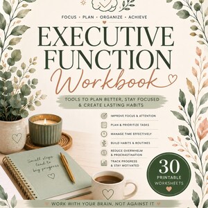 Pode incluir: Um caderno de exerc&iacute;cios de fun&ccedil;&otilde;es executivas com capa creme e folhas em aquarela verdes, um caderno espiral com o texto Small steps lead to big progress, uma caneta dourada, uma vela verde, uma caneca de caf&eacute; e 30 fichas listadas.
