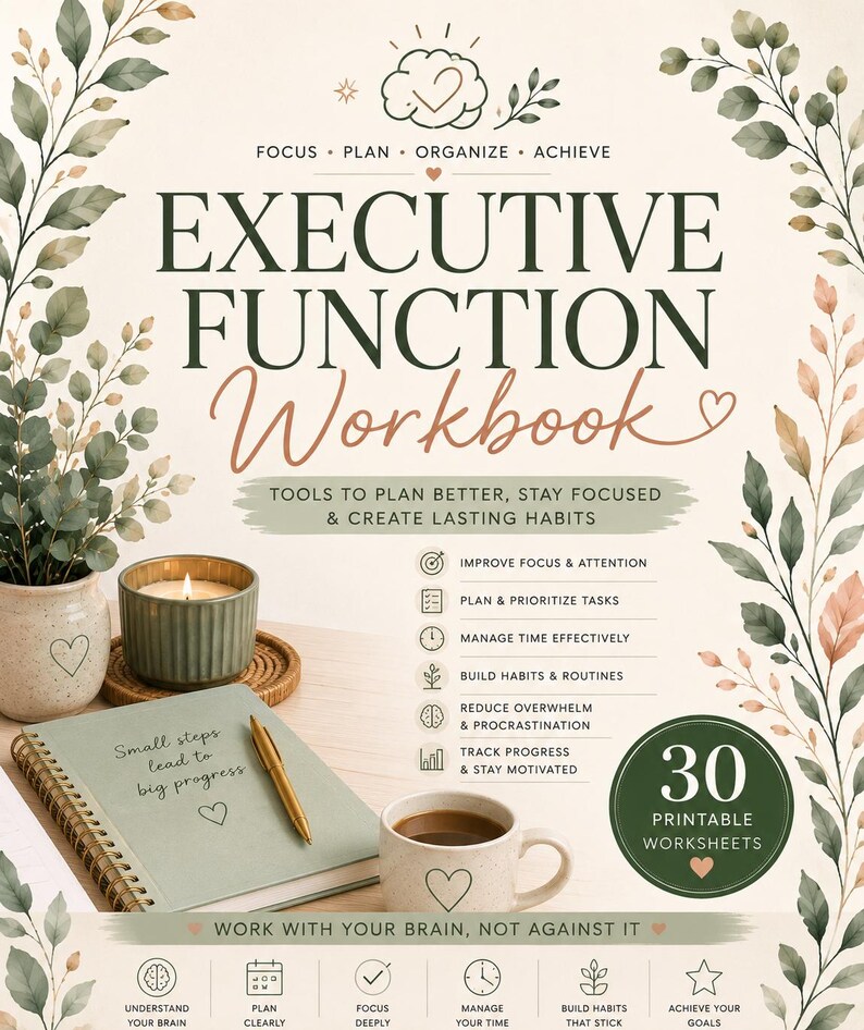 Pode incluir: Um caderno de exerc&iacute;cios de fun&ccedil;&otilde;es executivas com capa creme e folhas em aquarela verdes, um caderno espiral com o texto Small steps lead to big progress, uma caneta dourada, uma vela verde, uma caneca de caf&eacute; e 30 fichas listadas.