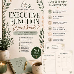 Könnte beinhalten: Ein Executive Function Workbook mit cremefarbenem Einband, grünen Blattillustrationen, Text und einem Herzsymbol. Es enthält 30 druckbare Arbeitsblätter, ein spiralgebundenes Notizbuch mit dem Text Small steps every day lead to big change, einen Stift und eine Tasse.