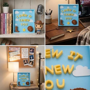 Pu&ograve; includere: Una cornice quadrata azzurra a cassetta con il testo giallo I KNEW IT I KNEW YOU, sagome di nuvole bianche, un piccolo stivale da cowboy marrone, un cappello da cowboy marrone e una stella gialla, mostrata in vari ambienti con libri e decorazioni.