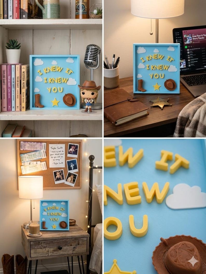 Pu&ograve; includere: Una cornice quadrata azzurra a cassetta con il testo giallo I KNEW IT I KNEW YOU, sagome di nuvole bianche, un piccolo stivale da cowboy marrone, un cappello da cowboy marrone e una stella gialla, mostrata in vari ambienti con libri e decorazioni.