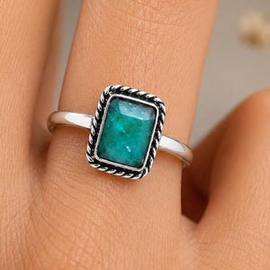 Bague émeraude en argent sterling, bague en pierre précieuse verte, bague avec pierre rectangulaire, bague tendance, bague pierre de naissance, cadeau pour elle