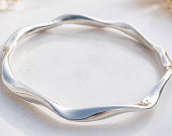 Hammered Silver Bangle, Minimalist Sterling Silver Bracelet, Organic Wave Bangle, Handmade Stackable Bracelet, Gift for Her