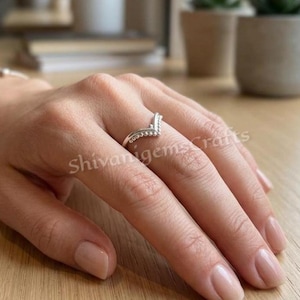 Könnte beinhalten: Eine weiße Keramik-Tasse mit schwarzem Henkel und dem Text "But First, Coffee" in handschriftlichem Stil. Die Tasse steht auf einer weißen Oberfläche. Die Tasse ist 10 cm hoch.