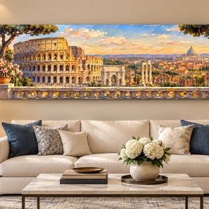 Puede incluir: Un lienzo panorámico que muestra el Coliseo de Roma y el horizonte de la ciudad al atardecer. La escena presenta arcos de piedra, ruinas antiguas y una cúpula lejana bajo un cielo dorado, enmarcada por árboles con flores rosas en un balcón.