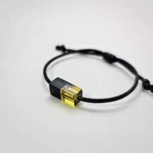 Bracciale in ambra e cordino in ebano naturale – Bracciale fatto a mano con perline a cubo, gioiello minimalista, regalo per lei e per lui, bracciale in stile boho