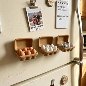 Set di mini magneti da frigo a forma di cartone delle uova, magneti a forma di uovo in resina rimovibili, porta foto e bigliettini, divertente decorazione per il frigorifero della cucina, accessorio regalo per casa delle bambole