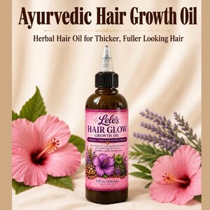 Pode incluir: Um frasco de pl&aacute;stico castanho de &oacute;leo de crescimento capilar Lele's Hair Glow com uma tampa aplicadora pontiaguda transparente. O r&oacute;tulo cor-de-rosa apresenta o texto 'Ayurvedic Hair Growth Oil', 'Herbal Hair Oil for Thicker, Fuller Looking Hair' e '150 ml'.