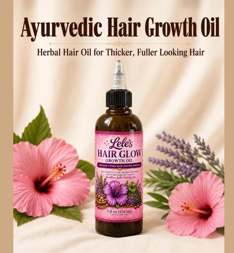 Pode incluir: Um frasco de pl&aacute;stico castanho de &oacute;leo de crescimento capilar Lele's Hair Glow com uma tampa aplicadora pontiaguda transparente. O r&oacute;tulo cor-de-rosa apresenta o texto 'Ayurvedic Hair Growth Oil', 'Herbal Hair Oil for Thicker, Fuller Looking Hair' e '150 ml'.