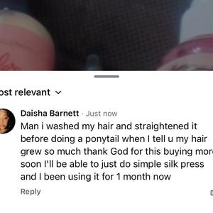 Pode incluir: Uma interface digital exibindo uma avalia&ccedil;&atilde;o de cliente de Daisha Barnett. O texto diz: Man i washed my hair and straightened it before doing a ponytail when I tell u my hair grew so much thank God for this buying more soon I'll be able to just do simple silk press and I been using it for 1 month now. Duas garrafas rosas desfocadas est&atilde;o vis&iacute;veis.