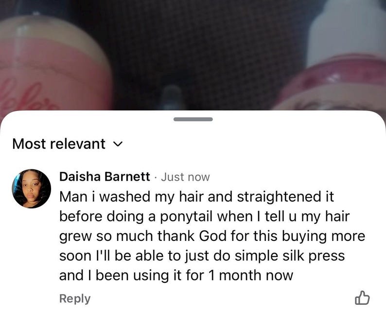 Pode incluir: Uma interface digital exibindo uma avalia&ccedil;&atilde;o de cliente de Daisha Barnett. O texto diz: Man i washed my hair and straightened it before doing a ponytail when I tell u my hair grew so much thank God for this buying more soon I'll be able to just do simple silk press and I been using it for 1 month now. Duas garrafas rosas desfocadas est&atilde;o vis&iacute;veis.