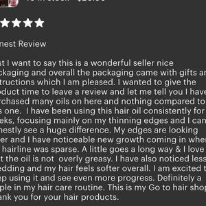 Pode incluir: Uma avalia&ccedil;&atilde;o de cliente exibida em um fundo escuro com cinco estrelas brancas e o texto Honest Review seguido por um par&aacute;grafo detalhando uma experi&ecirc;ncia positiva com um &oacute;leo capilar, notando melhorias na densidade e textura do cabelo.