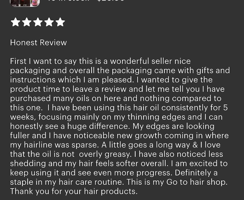 Pode incluir: Uma avalia&ccedil;&atilde;o de cliente exibida em um fundo escuro com cinco estrelas brancas e o texto Honest Review seguido por um par&aacute;grafo detalhando uma experi&ecirc;ncia positiva com um &oacute;leo capilar, notando melhorias na densidade e textura do cabelo.