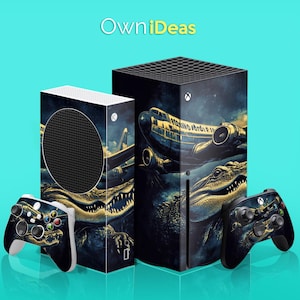 Può includere: Due console Xbox Series X con skin personalizzate che presentano un alligatore blu scuro e oro e un aereo vintage. Le console sono accanto a due controller abbinati.