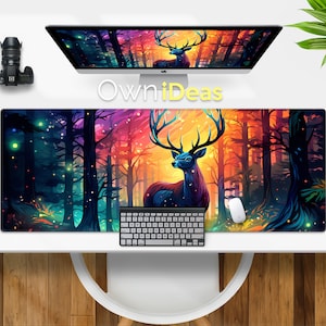 Può includere: Un tappetino per mouse colorato con una scena di foresta fantasy con un cervo blu e viola in piedi al centro dell'immagine. Lo sfondo è un mix vibrante di colori arancio, giallo e verde con luci brillanti.