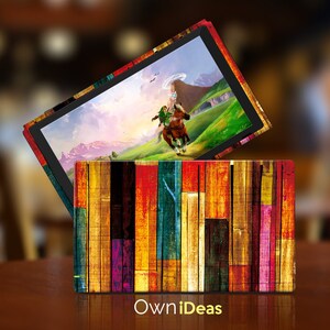 Könnte beinhalten: Eine bunte Holz-Skin für Nintendo Switch mit einem Design aus bunten Holzplanken. Die Skin ist auf einer Nintendo Switch-Konsole mit einem Bildschirm zu sehen, der eine Videospielszene anzeigt.