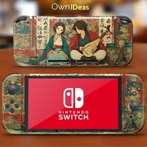 Puede incluir: Una consola Nintendo Switch con una piel personalizada con una ilustración de estilo japonés. La piel muestra a una pareja con vestimenta tradicional, uno de ellos tocando un instrumento de cuerda. La pantalla muestra el logotipo de Nintendo Switch en blanco sobre fondo rojo.