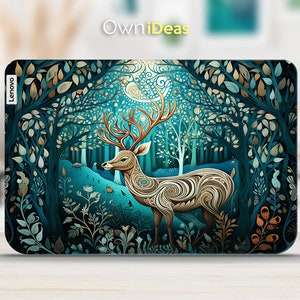 Peut inclure: Une peau d'ordinateur portable bleu sarcelle avec un cerf stylisé or et brun dans un décor de forêt. Le cerf a des détails complexes et est entouré d'arbres et de feuilles. La peau porte le mot "Lenovo" sur le côté gauche.