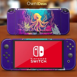 Könnte beinhalten: Lilafarbene Nintendo Switch Konsole mit einem farbenfrohen Design mit einem Oktopus und Korallen. Die Konsole hat einen roten Bildschirm mit dem Nintendo Switch Logo und Text.