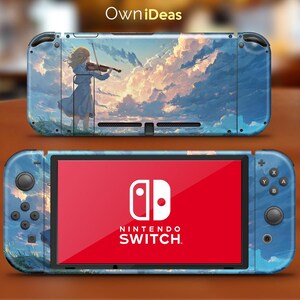 Puede incluir: Una consola Nintendo Switch con una funda personalizada que presenta a una persona tocando el violín contra un cielo nublado. La funda tiene un esquema de color azul. La pantalla muestra el logotipo de Nintendo Switch en blanco sobre un fondo rojo.