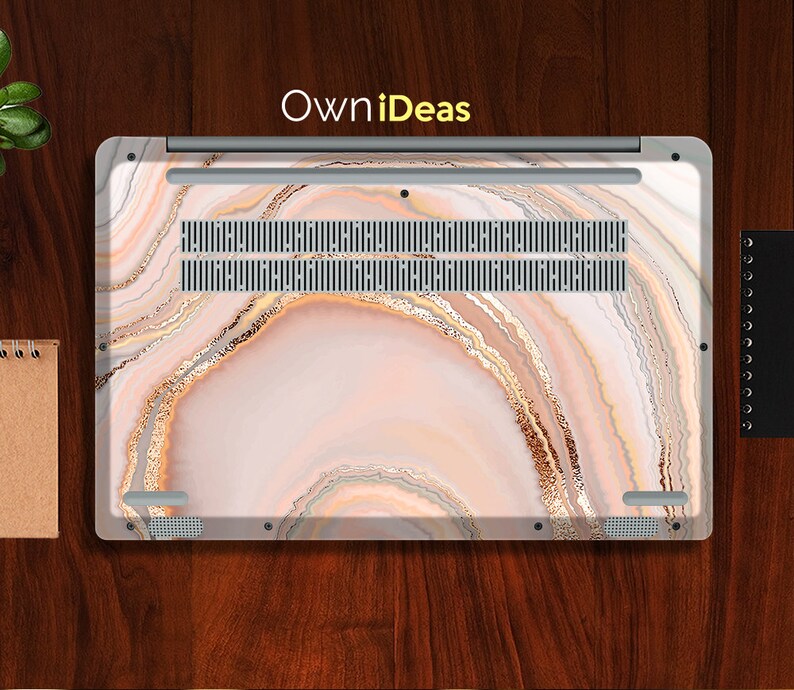Op de afbeelding: Een laptop-skin met een roze, wit en gouden agaatpatroon. De skin heeft een uitsparing voor het ventilatiesysteem van de laptop. De tekst "OwnIdeas" is op de skin gedrukt.