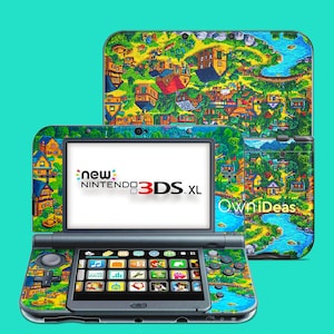 Puede incluir: Una consola New Nintendo 3DS XL con una piel de colores pixelados que representa una ciudad y un río. La consola está abierta y muestra la pantalla de inicio con varios iconos. La piel también se muestra en la parte posterior de la consola.